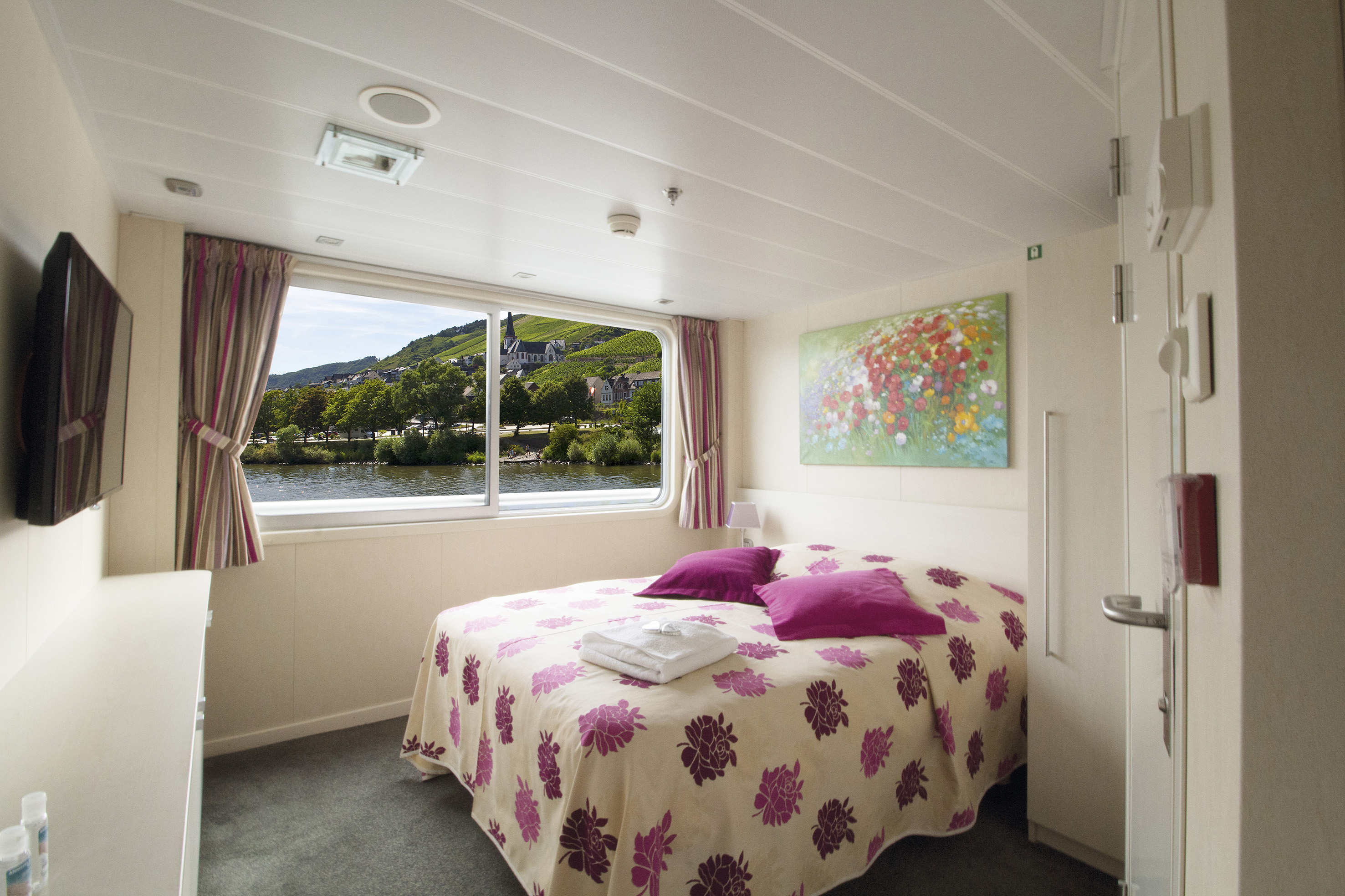 CroisiEurope MS Gerard Schmitter Cabin 4.jpg
